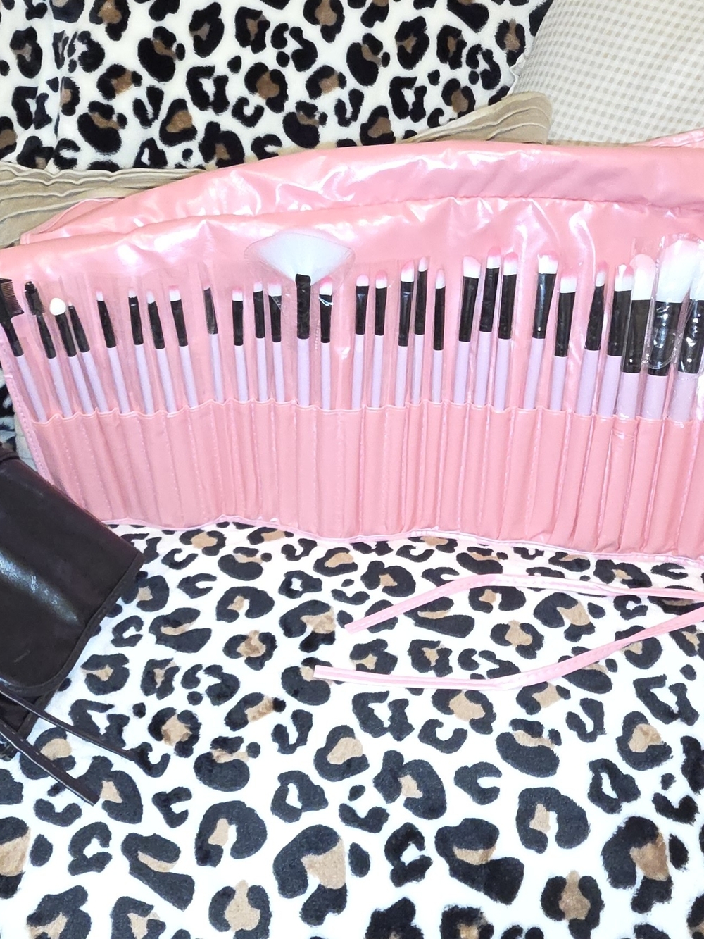 NEW 32-Piece Makeup Brush Set with Roll-Up Case